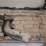 Původní flexibilní potrubí od kotle - využito pro odtah koupelny