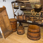 Díže, štoudve, džbery, máselnice, dřevěné pračky a další předměty ze soukromého muzea  Foto Petr Vinš