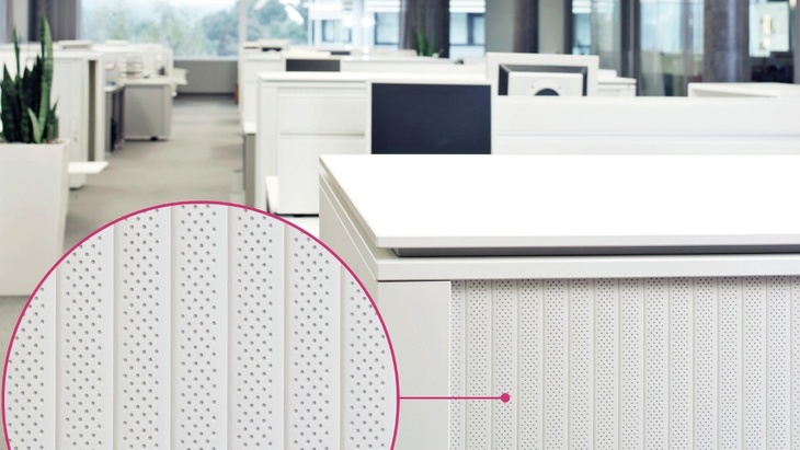 Systém skříňových rolet je akusticky účinný systém pro použití v kancelářích