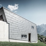 Rodinný dům Východní Tyrolsko, Lienz, Dölsachu  Architekti: Jaweco Studio, Arch. Jan Werner Realizace: MSGO GmbH, Gerald Ortner, Prefa střešní a fasádní panel FX.12 