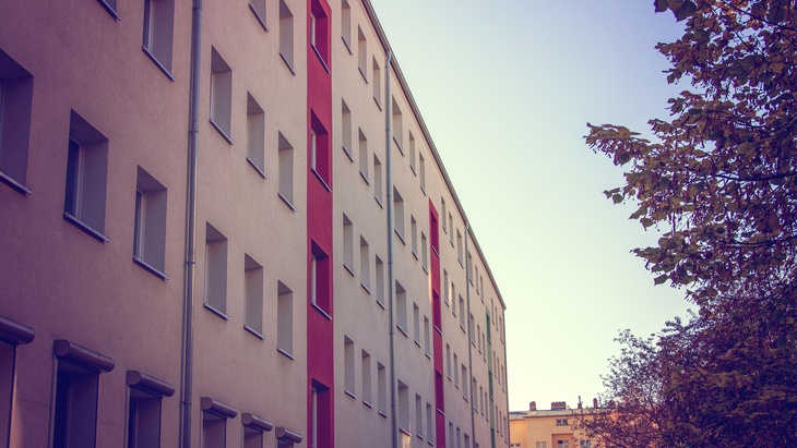 Praha vyzkouší výrobu elektřiny na střechách dvou bytových domů