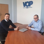 Smlouvu mezi společnostmi FUTTEC a VOP CZ podepsali (zleva) Jiří Rušikvas (zakladatel společnosti FUTTEC) a Radovan Putna (ředitel podniku VOP CZ)