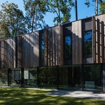 Dřevěná fasáda maskuje dům, který prorůstá lesem. Skrejš je na okraji Brna Foto: Kamil Saliba