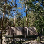 Dřevěná fasáda maskuje dům, který prorůstá lesem. Skrejš je na okraji Brna Foto: Kamil Saliba