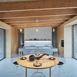 Konopný beton a dřevo jako základní materiály pro dům v Chřibech. Terasu má všude kolem sebe Foto: BoysPlayNice