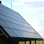 Fotovoltaická elektrárna na střeše je základním zdrojem energie pro dům. Díky ní jede všechno: čerpadlo na vodu, čistírna odpadních vod, světla, kotel… Zdroj: Oldřich Rejl